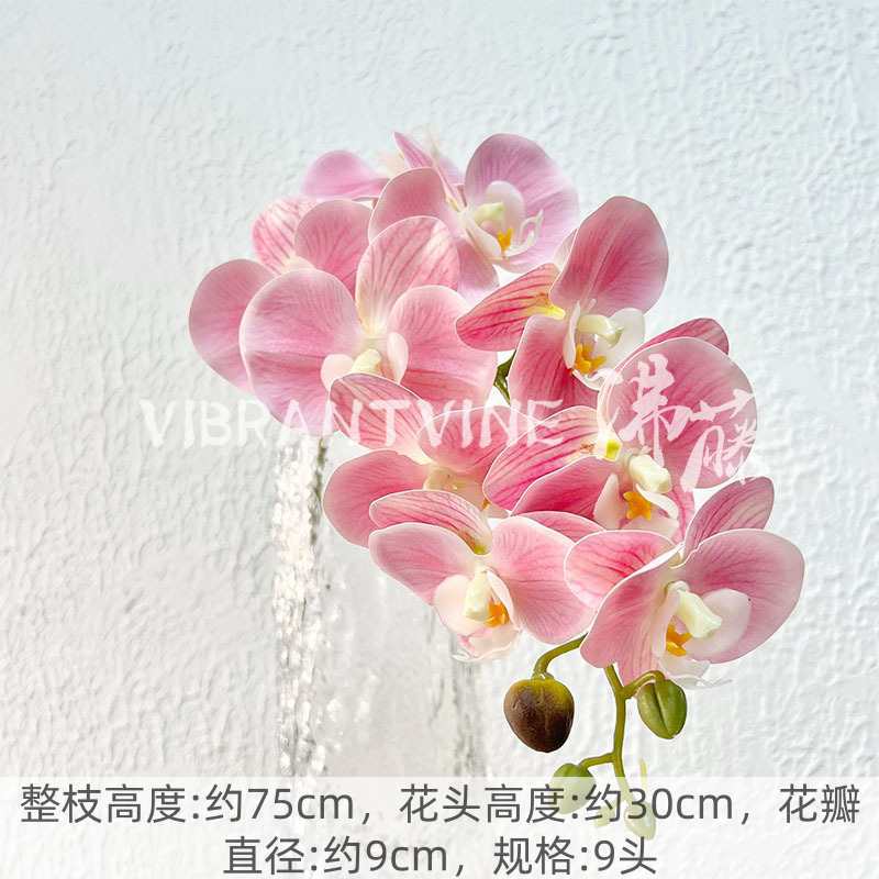 ピンク系のシミュレーション花の結婚式場は造景の偽の花の背景の壁を配置して花の天井の花の路を飾って生け花の娟花を導いています。