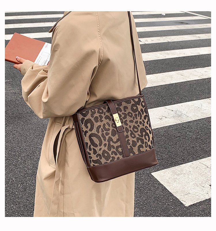 Retro New Bucket Bag Korean Fashion Hit Color Printing Leopard Print One-shoulder Messenger Bag display picture 10