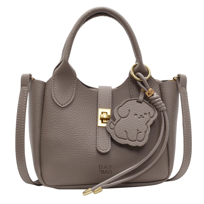 Este año, la popular explosión de la bolsa de cestas de verduras de mano para mujeres 2025 nuevo simple ocio de alta sensación bolso de cubo de transporte