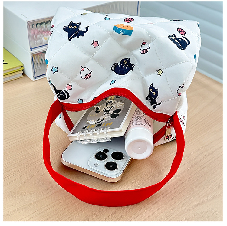Japanese-style cartoon cat makeup bag with high appearance standards, a three-dimensional large-capacity travel storage bag for girls to wash up when going out, a trendy hand undefined