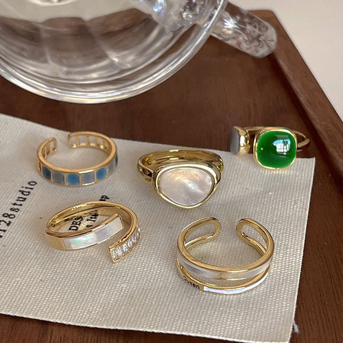 Ring with high-end design, female fashion, individuality, cold, niche, Japanese light luxury, Western Europe and America, Instagram, emerald ring