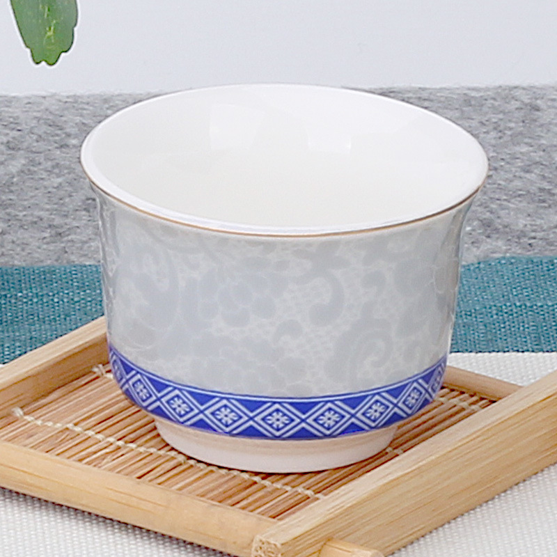 단일 찻잔 - 금색과 흰색 꽃