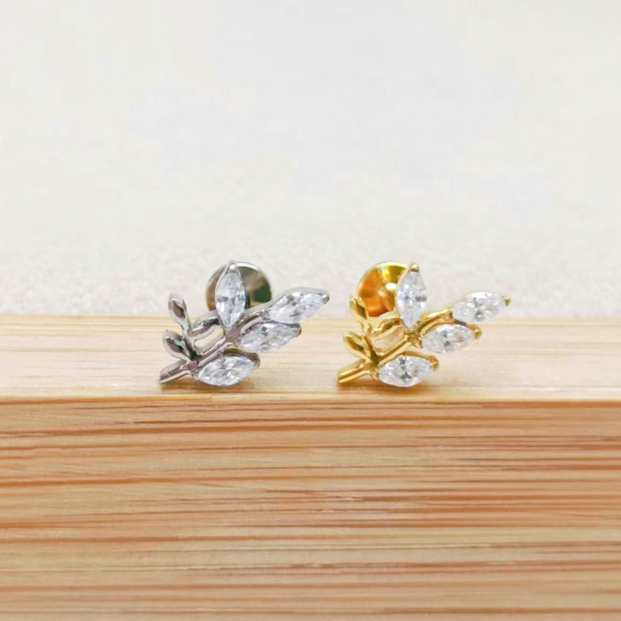 Clou d'oreille/de cartilage en alliage de titane F136, orné d'une fleur en zircon gravée, pour piercing lèvre ou oreille (filetage 0,9 mm). Vente en gros._voghion.com
