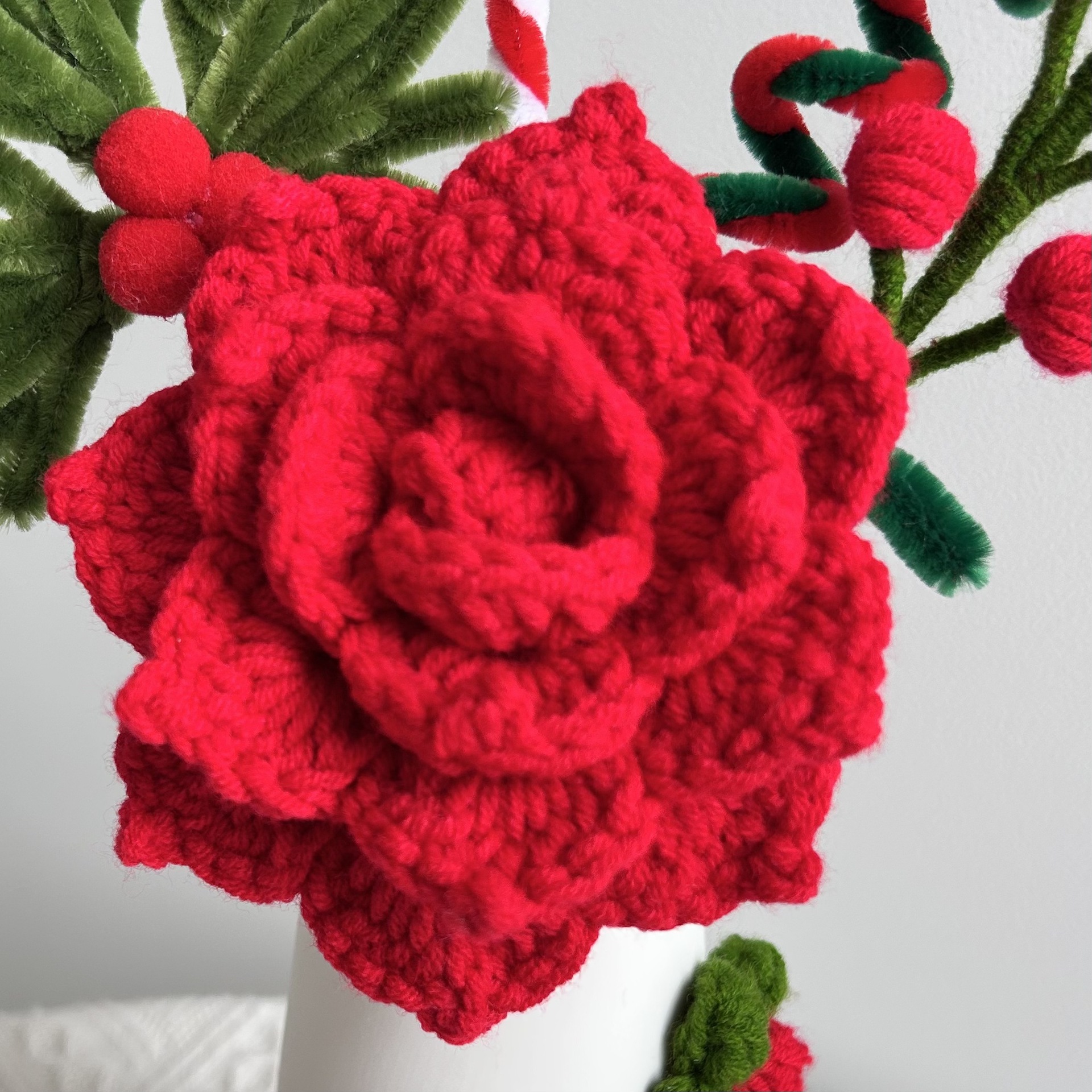 Composizione floreale natalizia artigianale in vaso a maglia_voghion.com