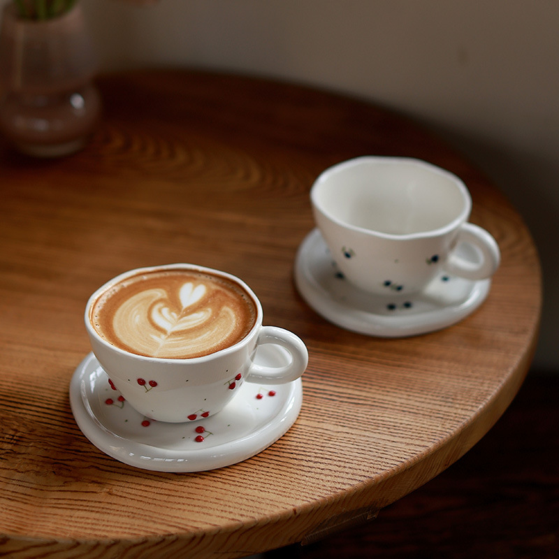 Ins mano pellizco taza de café de frutas taza de cerámica retro taza de café de cereza plato encantador corazón de una niña plato de menú de la tarde