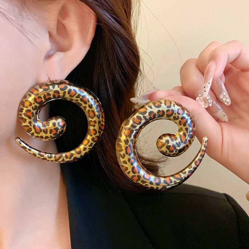 Pendientes de círculo geométrico con estampado de leopardo con aguja de plata Pendientes de personalidad de moda de todo fósforo retro europeo y americano Pendientes de todo fósforo de nicho al por mayor