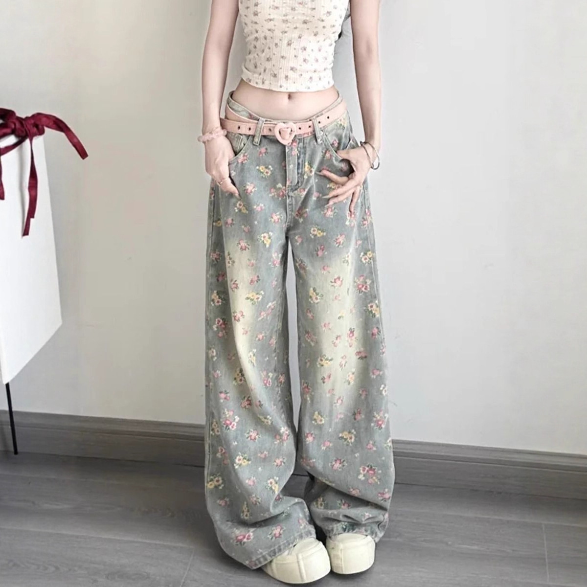 Neue Damenjeans im amerikanischen Retro-Stil mit Blumenmuster, hohem Bund und weitem Bein, locker fallend und figurformend – Modell 2026._voghion.com