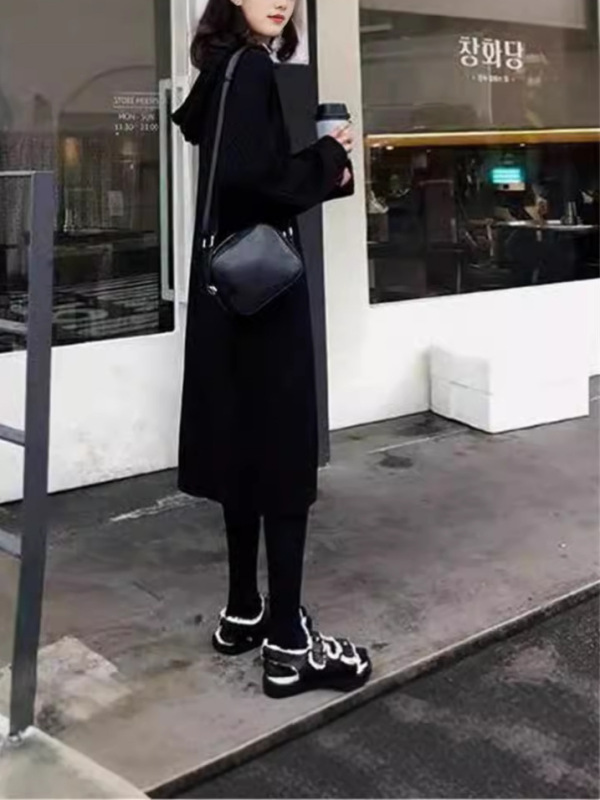 帽子のセーターのワンピースの女性の秋冬の厚いまっすぐな筒のゆったりしている腰の長いタイプの外は明らかにやせているニットのスカートを着てスカートを打ちます。|undefined