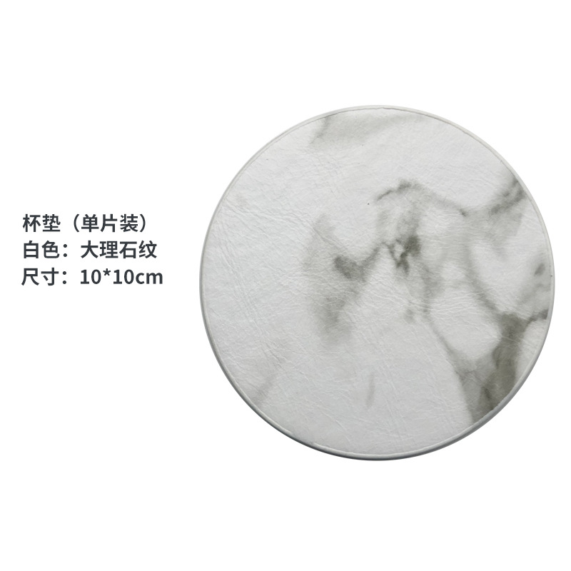 Un posavasos de una sola pieza con estampado de mármol es blanco