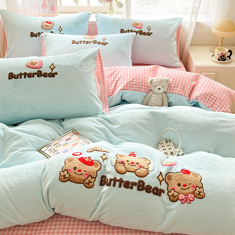 Cama de toalla lindo bordada de seda de leche con cuatro piezas, ropa de cama de seda de invierno, sábanas de coral con tres piezas