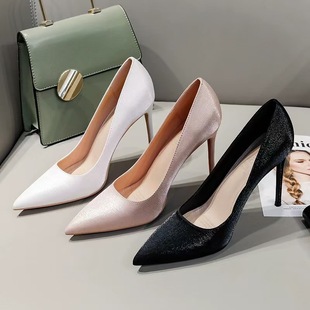 �n���¿�͹Ÿ߸�Ь�������^�\��ͨ�ڕr�b��Ь���s��ɫ�Ը�ŮЬ