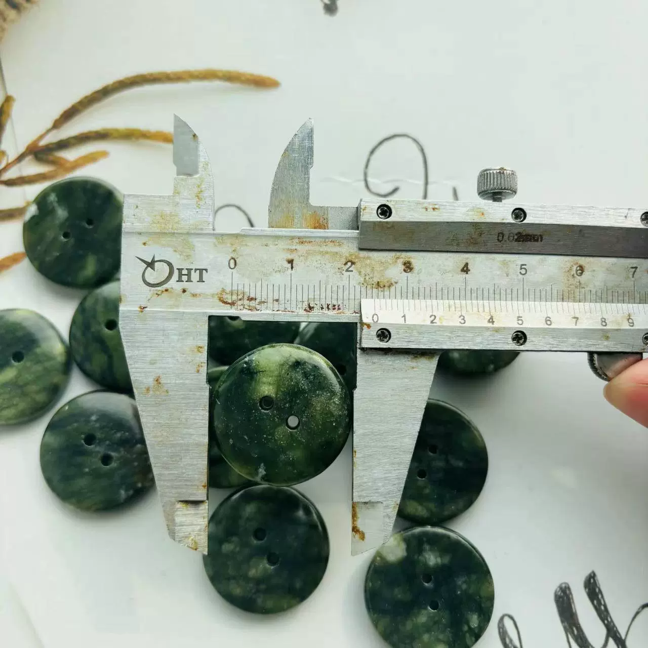 厂家直销玉石片25mm打孔绿理石装饰床垫嫁接假睫毛玉石片