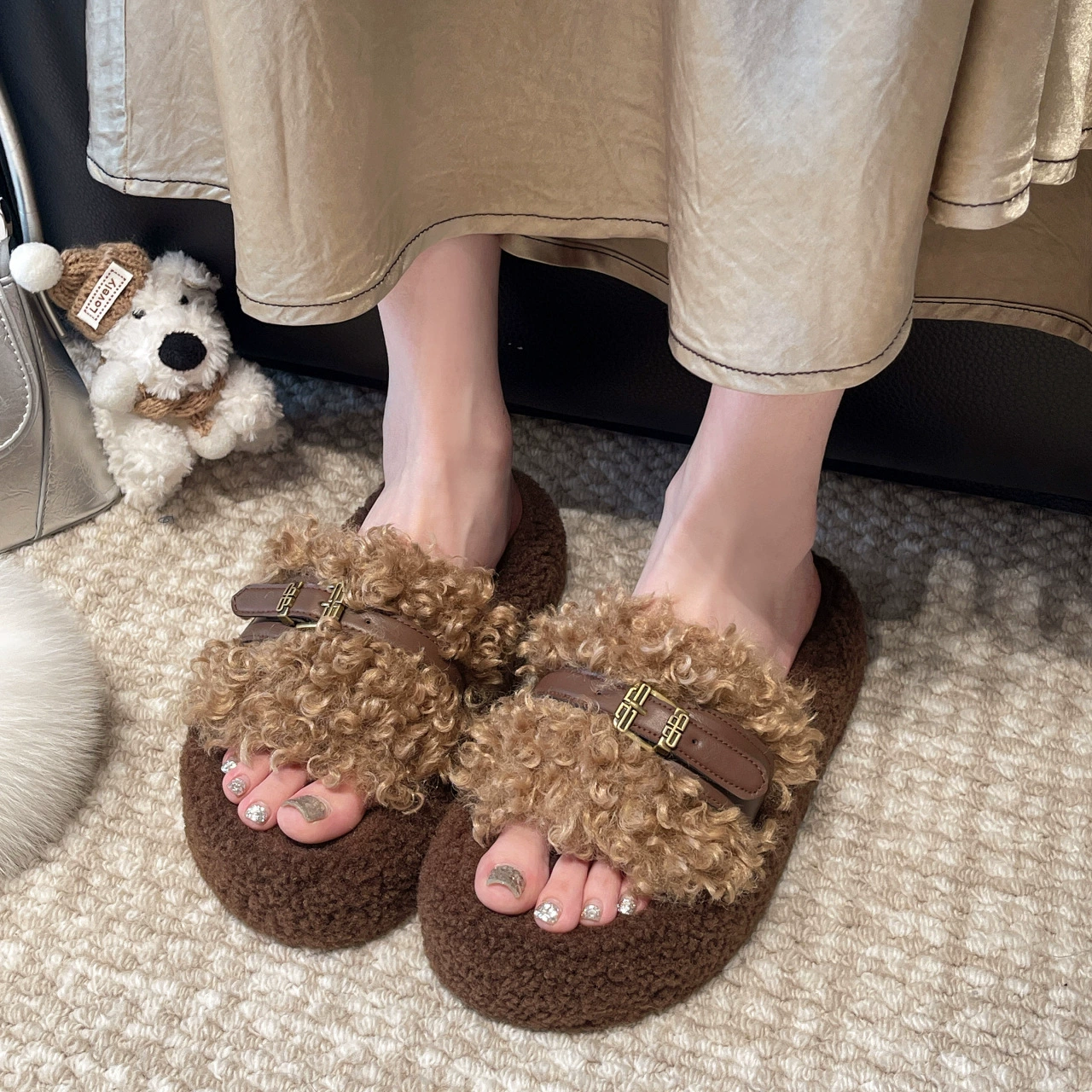 Пушистые тапочки на толстой подошве, осень 2025, новая модная ретро-коллекция, стильные, без застежек, увеличивающие рост, стройнящие, женские хлопковые тапочки