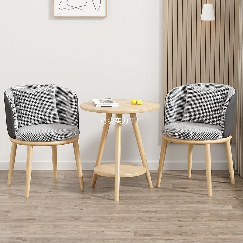 Balcón mesa y silla de ocio sala de estar combinación de mesa y silla de té de lujo ligero B & B Hotel Negociación Juego de tres piezas de mesa y silla de celebridades de Internet