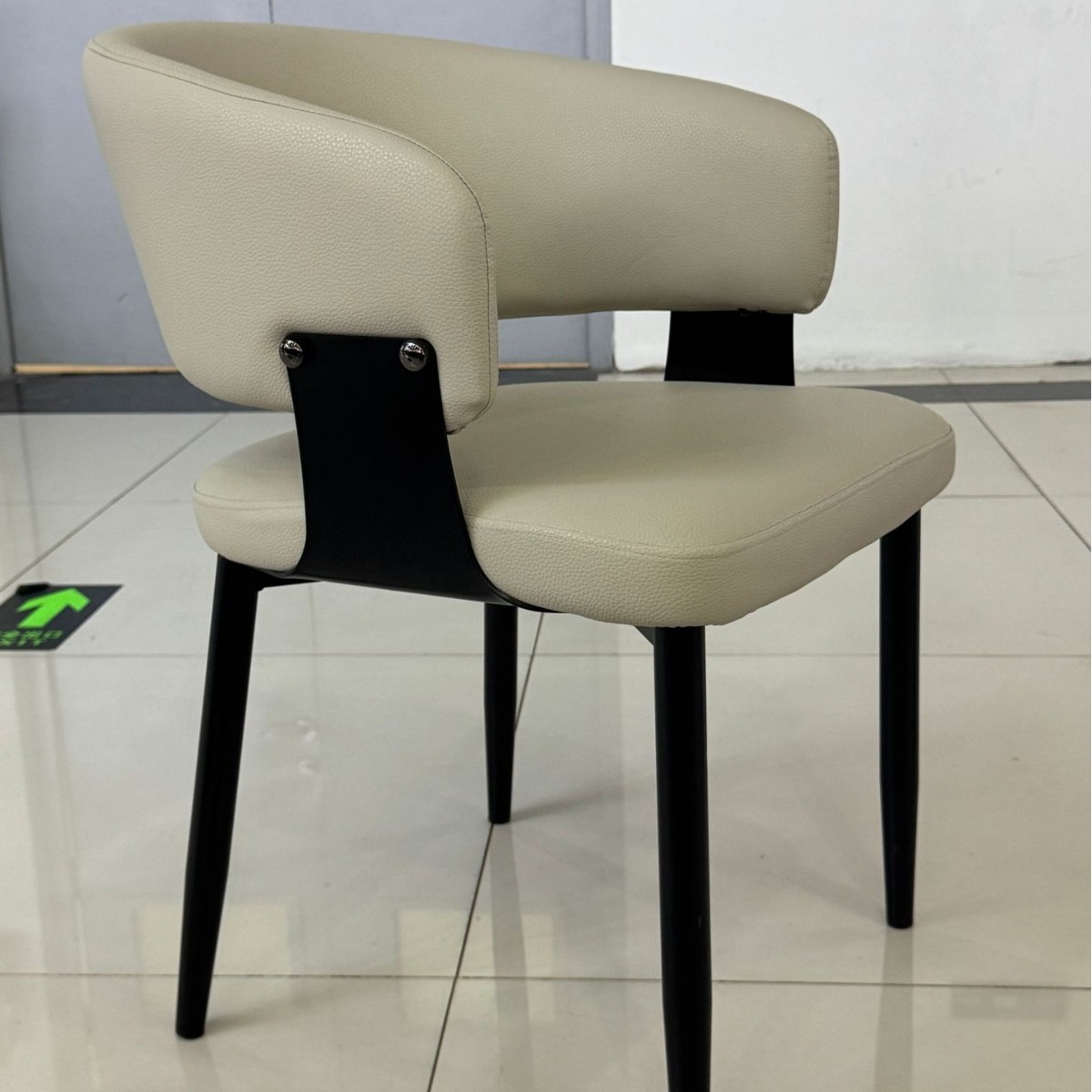 Mesa y silla de comedor minimalistas italianos 2025 nuevo estilo de lujo ligero de alto nivel sensación de respaldo casero taburetes de té silla de respaldo medieval