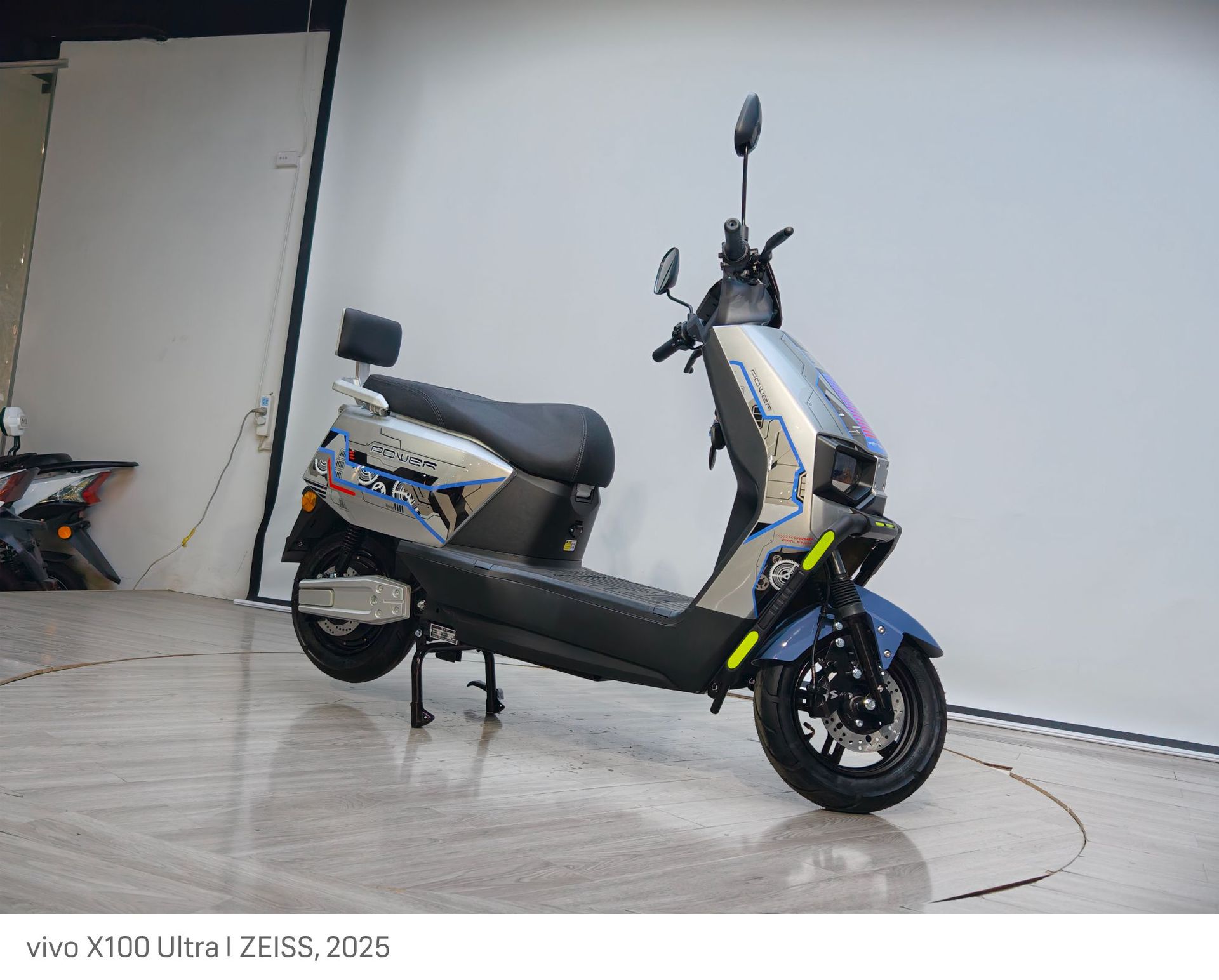 Cross-Border Export of Cangqiong Electric Motorcycles, Commuter Electric Scooters, Electric Vehicles with Long Range and High Power for Delivery Services