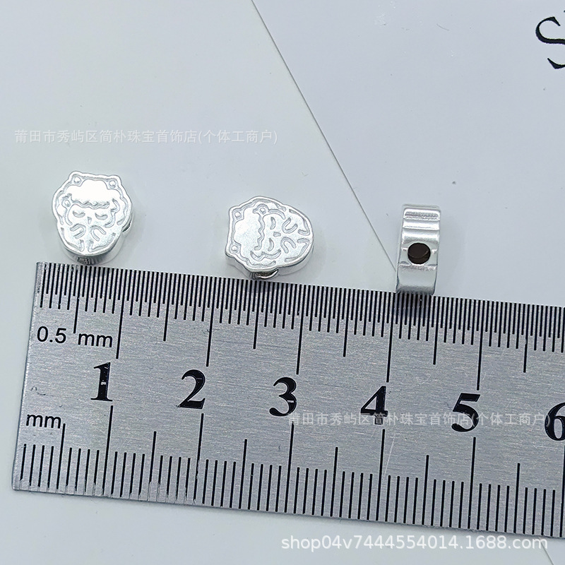 999 pure silver cartoon-style simple drawing of a little sheep, used as a charm bead or spacer bead for handmade DIY braided bracelets, pure silver sheep zodiac accessory