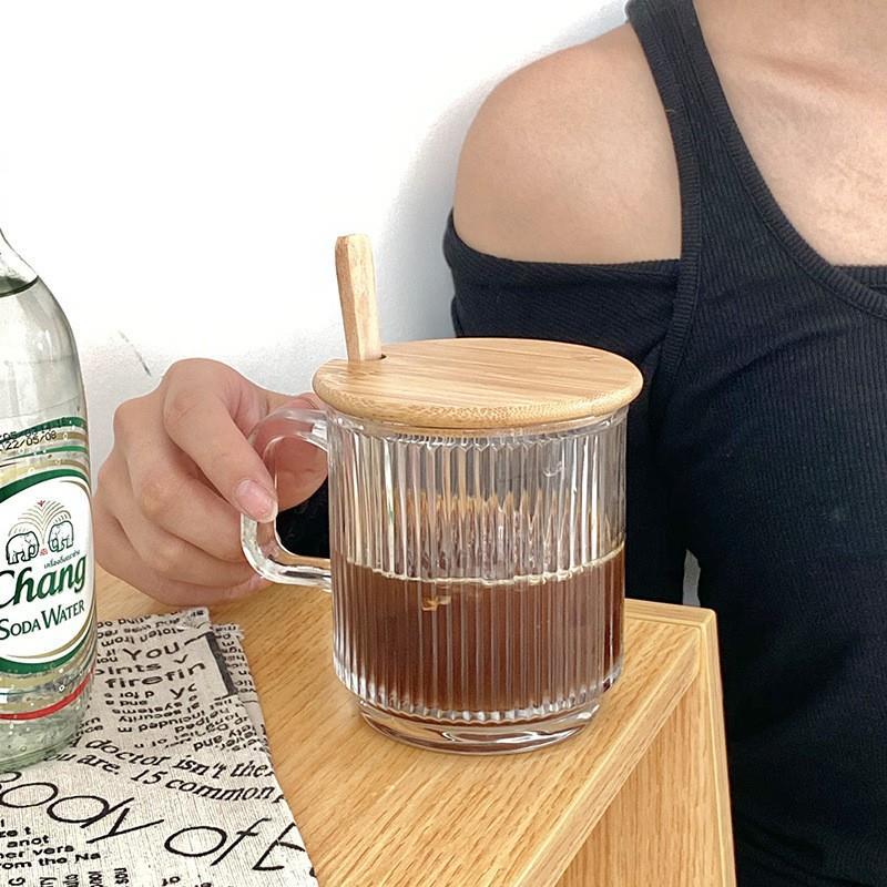 Vidrio de estilo japonés Red taza roja con tapa cuchara taza de agua ins taza de café de leche doméstica de alto aspecto