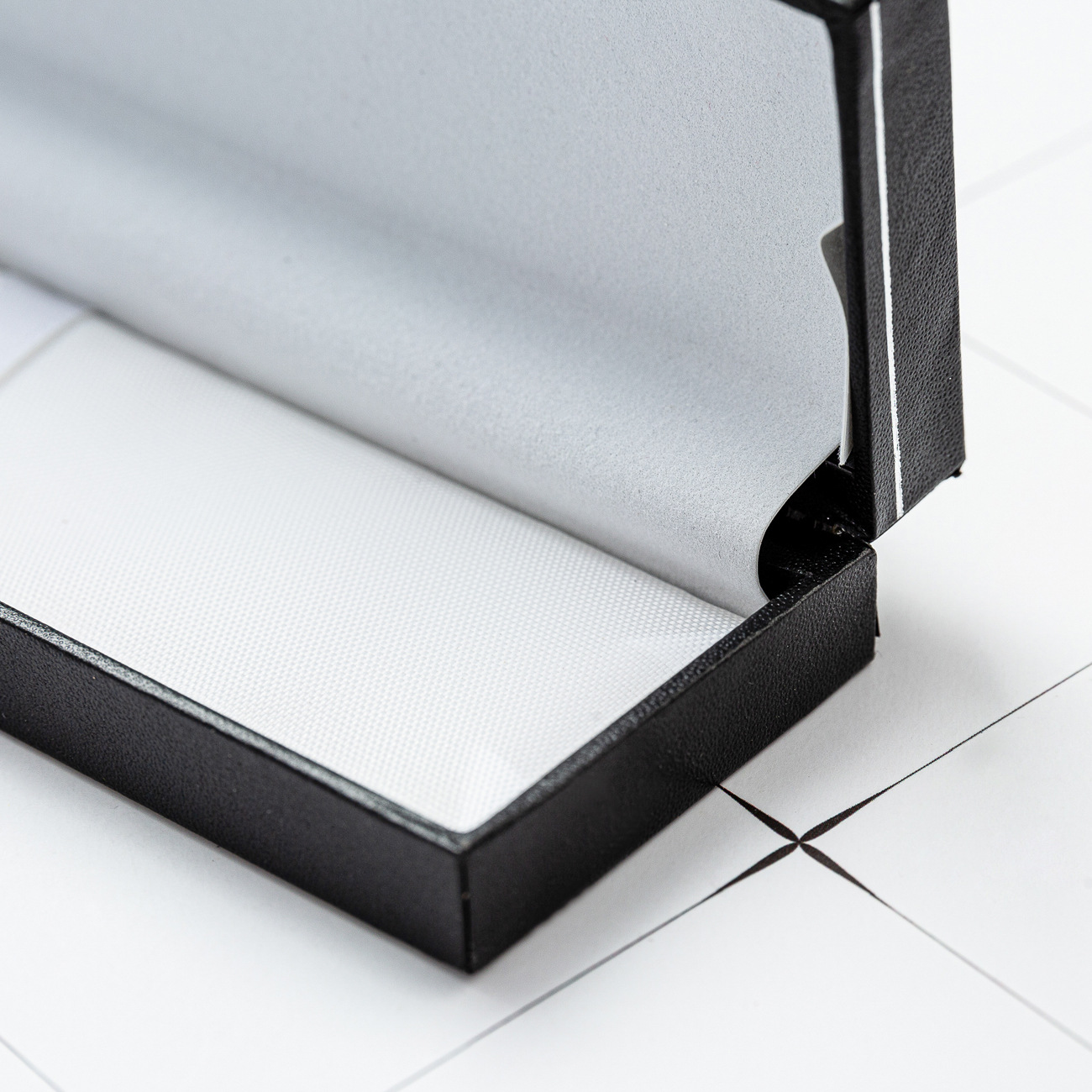 Flip pluma caja de embalaje en stock caja de la pluma de regalo de negocios al por mayor para imprimir Logo negro multicolor caja de papelería