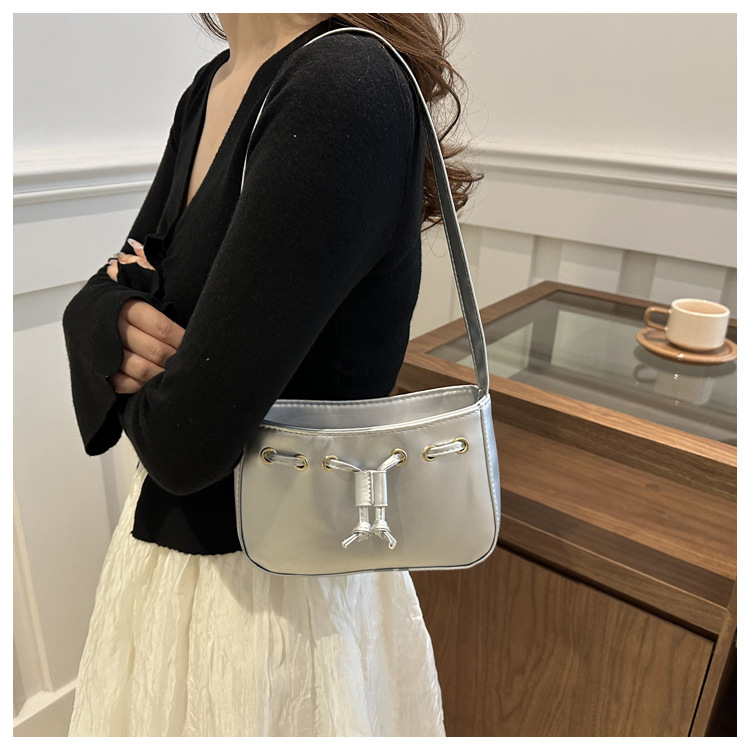 The new autumn/winter 2024 collection of women's bags features a retro and simple Korean-style underarm bag. This year, hand-held bags are in vogue, exuding a sense of sophistication undefined