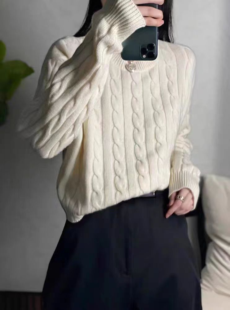 Woolen solid sweater with a round collar