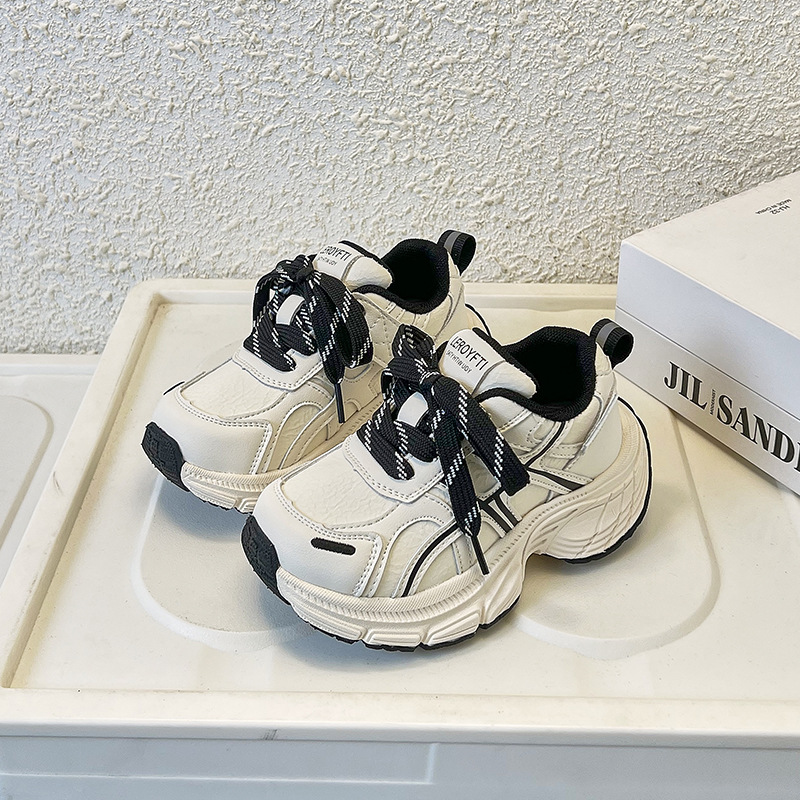 Zapatos de papá para niños con suela suave zapatos deportivos para niños 2026 primavera nuevos zapatos casuales para niñas tendencia de zapatos de carrera para niños grandes