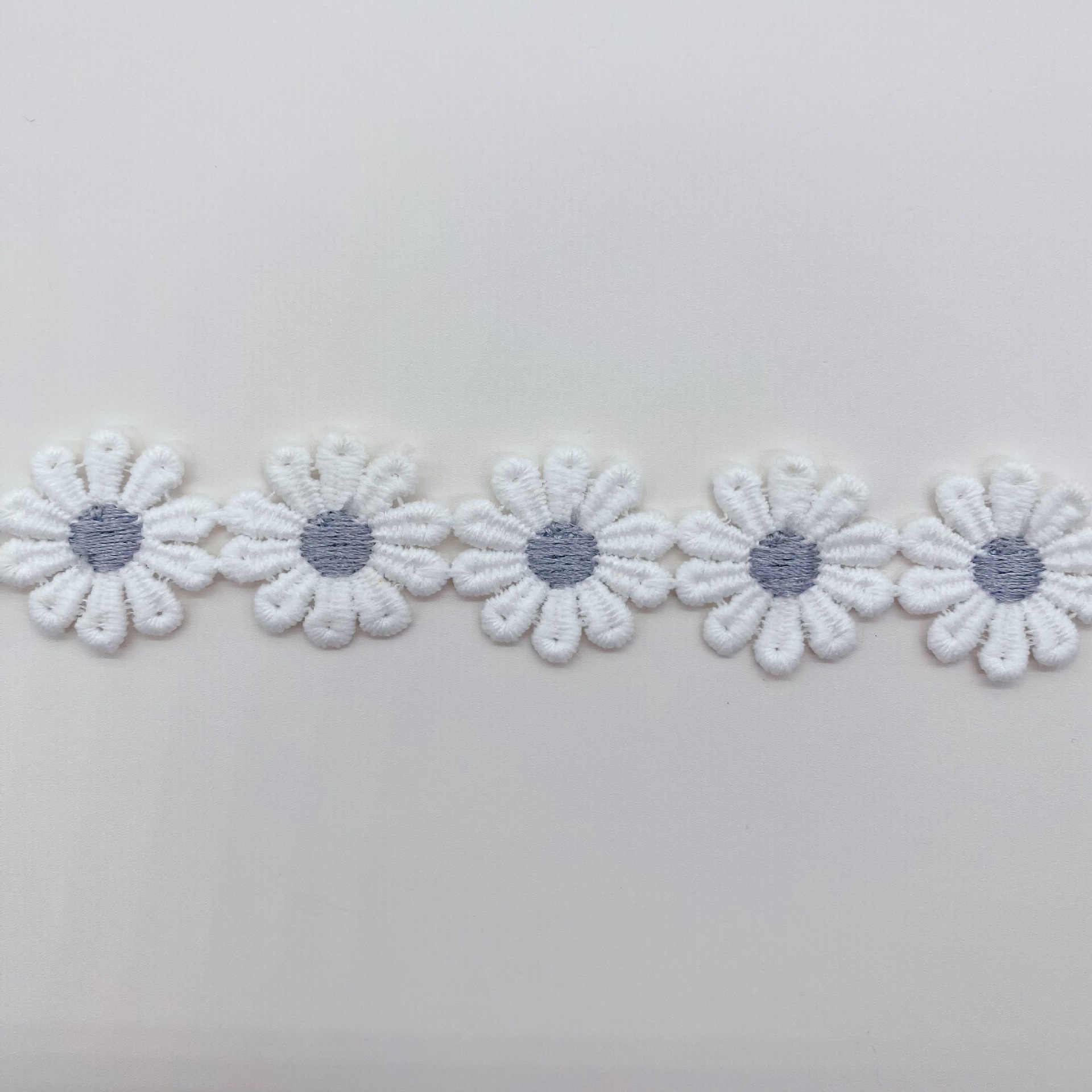 Leche seda color hilo de encaje en stock vestido de novia Decoración Accesorios puede cortar Margarita código de barras bordado soluble en agua encaje