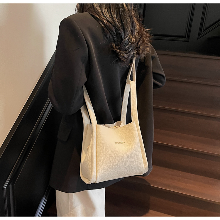 This year's popular bags for ladies are the 2025 new Korean-style simple and versatile crossbody bag and the retro commuting hand-held bucket bag undefined
