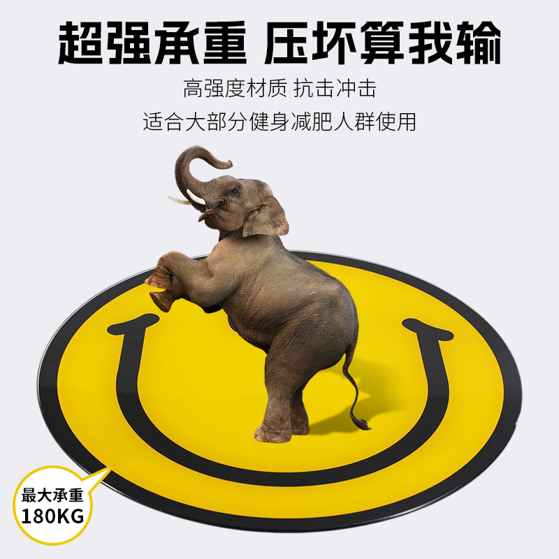 La cara sonriente creativa del fabricante pesa la báscula electrónica del cuerpo humano inteligente y precisa.