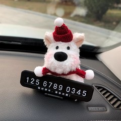 乱暴な犬の自動車は臨時に車のナンバープレートを移動します。車のナンバープレートを移動します。
