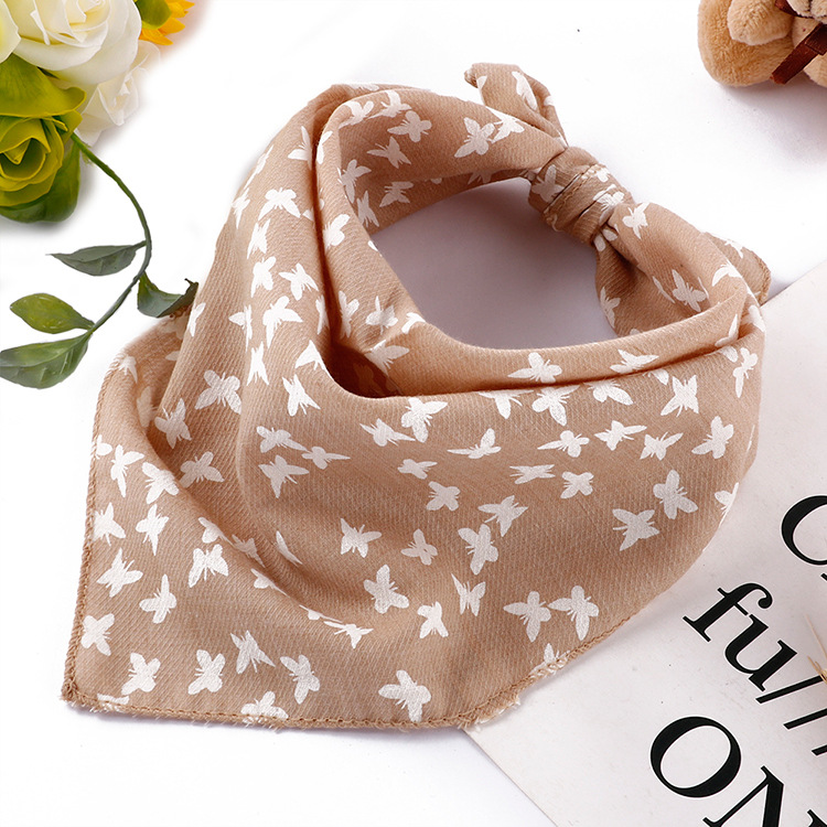 작은 나비 카키색