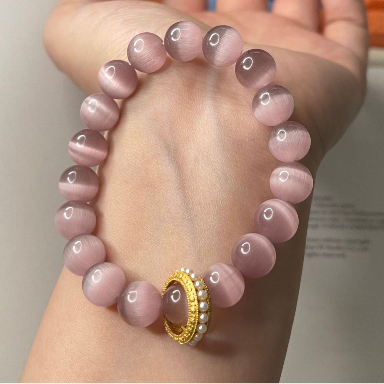 Armband mit runden Perlen in Rosa Katzenaugen-Optik, schlicht und elegant, einreihig, Schmuck für Damen und Studentinnen_voghion.com