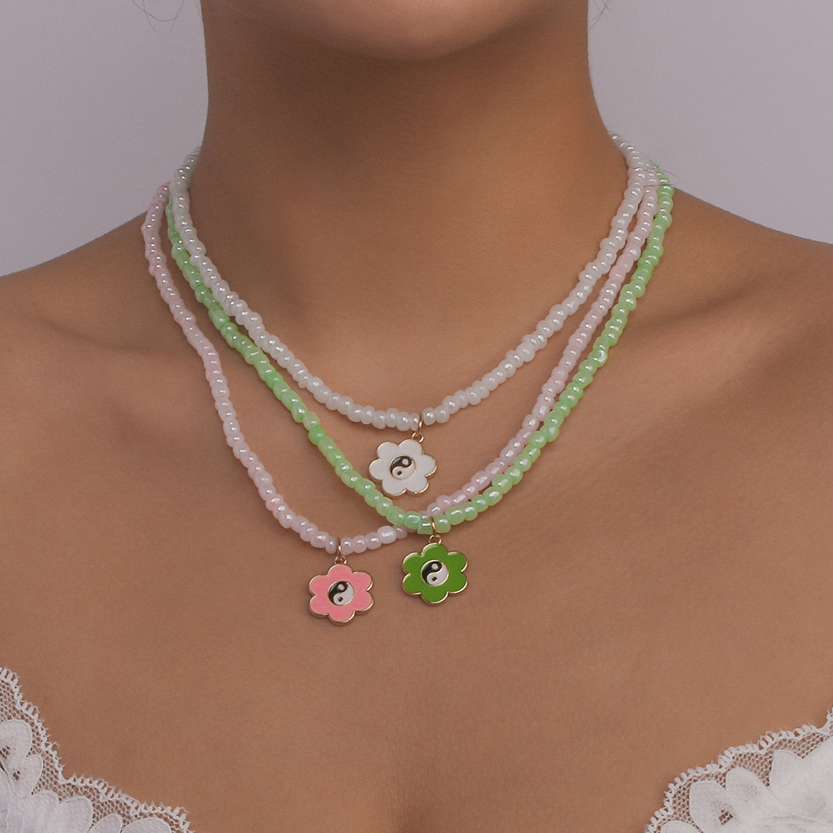simple Flower Tai Chi Contrast Color Beaded Necklace