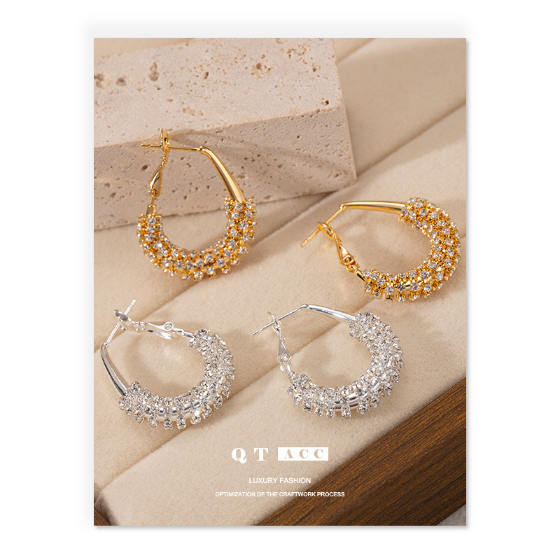 Bronce chapado en oro de 18 quilates de moda europea y americana botones de orejas de alta calidad canasta plateada incrustada orejas de zircon simple y versátil