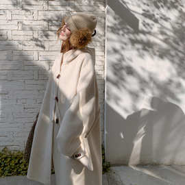 米白色韩系牛角扣连帽双面羊绒大衣女2025冬季洋气中长款毛呢外套