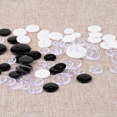 見えないボタン透明ボタンオーバーコートの中にシャツの白黒の小さいパッドを掛けて丸い目のパンの小さいボタンを掛けます。