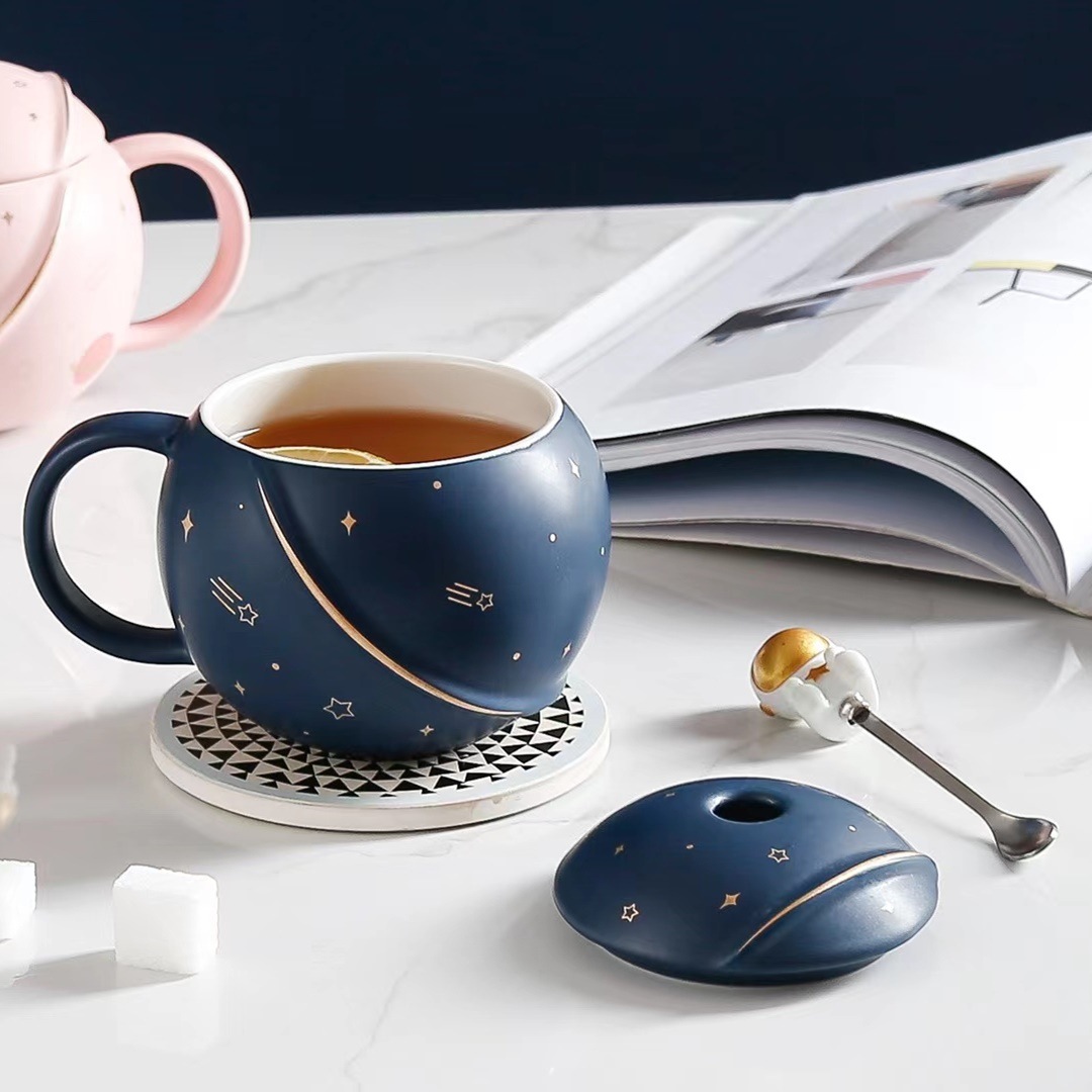Creative Personalized Space Astronaut Planet Cup with Lid and Spoons 3D Stereo Ceramic Coffee Cup Office Drinking Mug