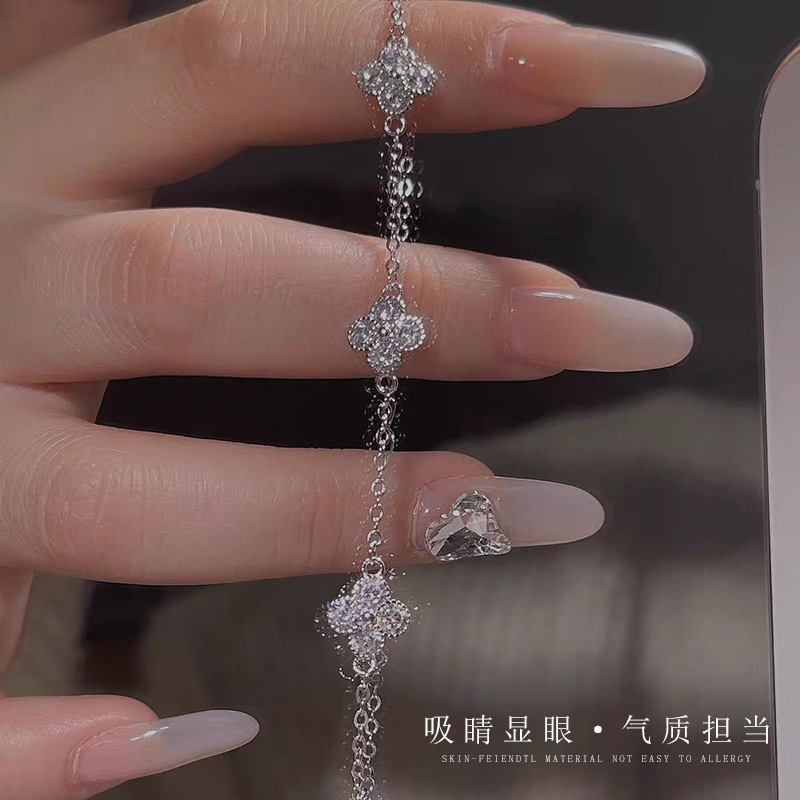 ミニ四叶のクローバーのブレスレットの女性の軽豪華な小衆の精巧な高級感の幸運な花の手飾りは彼女にプレゼントします。|undefined