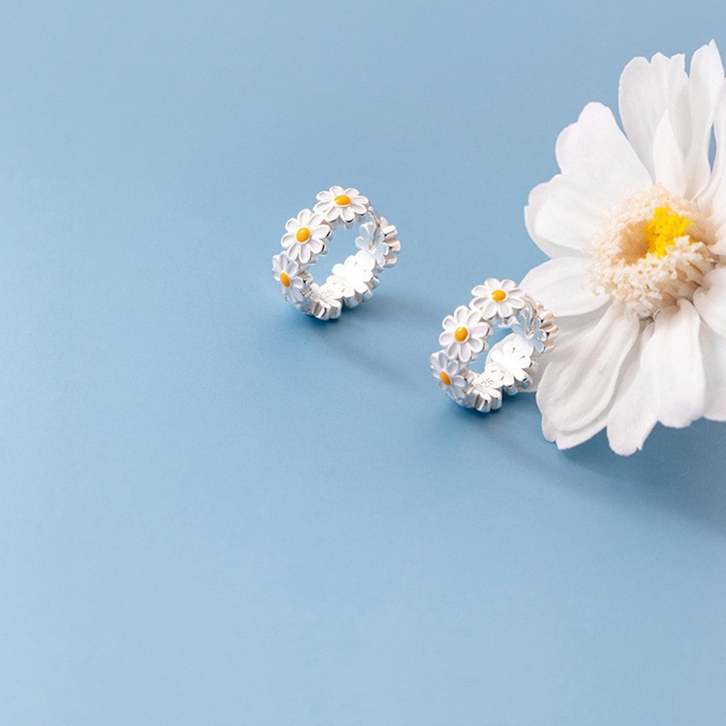 Fresh white fashionable cute Korean earrings