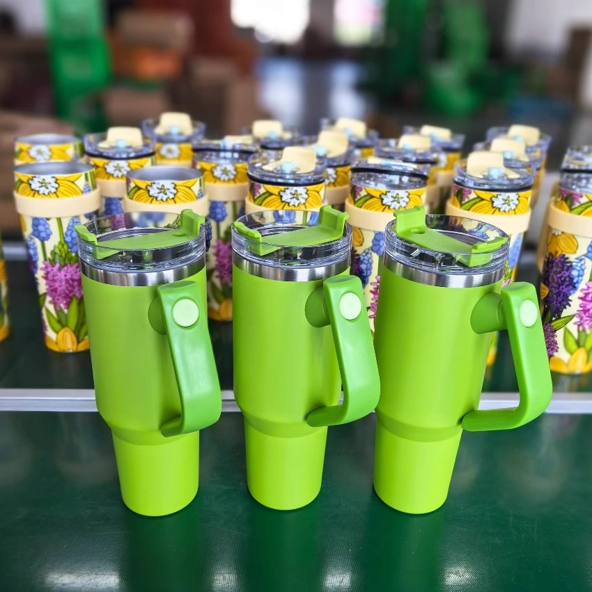 Taza de agua de aislamiento de comercio exterior 1200ml con cubierta de paja maneja giratoria vacío 40oz taza de automóvil portátil de gran capacidad