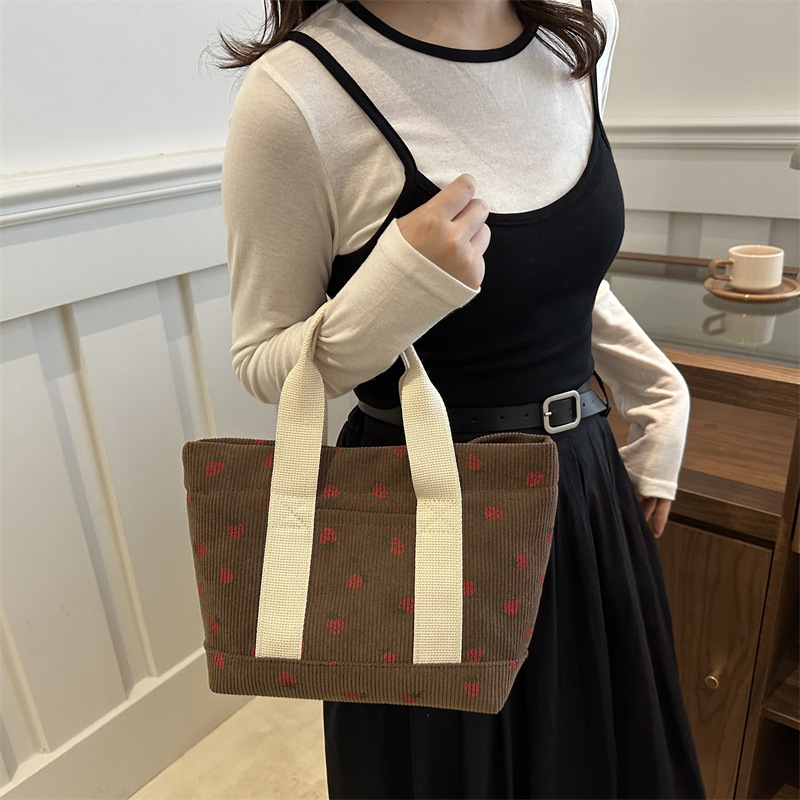 Japonés lindos bolsos de cordillera de fresa mujeres 2024 nueva moda versátil bolsos de almuerzo de mamá bolsos pequeños