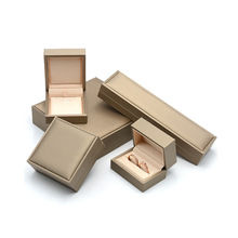 现货拉丝PU皮围边戒指吊坠手镯长链盒 时尚翻盖首饰盒 精美钻石盒