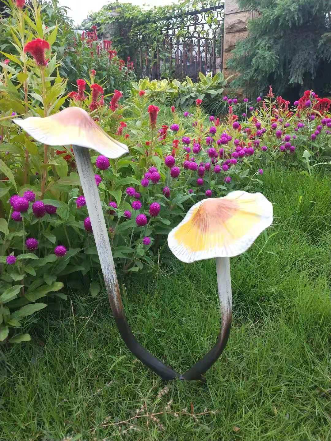 国境を越えたアマゾンの爆発的な鉄芸装飾花が庭の花園のプラグインに挿して園芸趣味雑貨卸売りを飾る