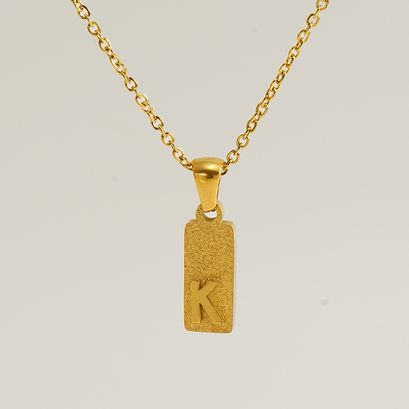 Nuevo estilo europeo y americano 26 colgante de letras inglesas de acero inoxidable prensado de arena collar de cadena de clavícula de letras rectangulares mujeres