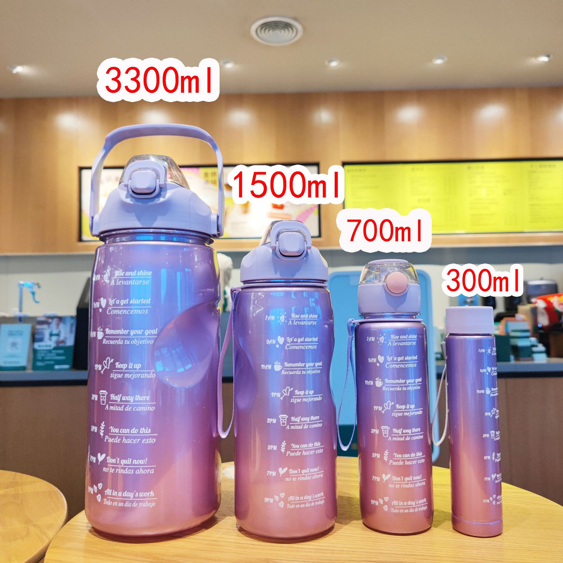 Resalte gradiente de color plástico paja taza de agua de cuatro piezas conjunto de gran capacidad de fitness deportes hervidor de agua mango portátil botella de agua