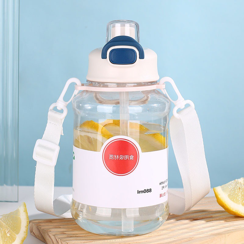 Taza de plástico de grado alimenticio doble taza de agua con mango de cinturón taza de agua conveniente con taza de escala moderna simple sin