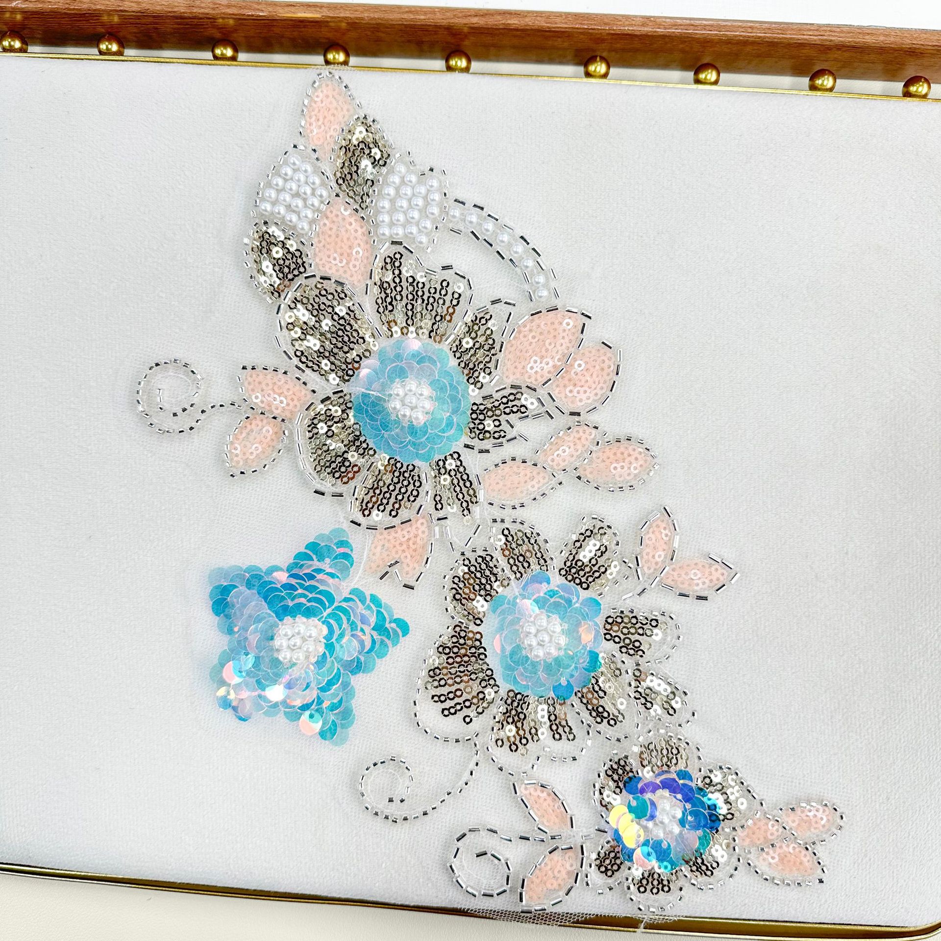 High-end ergena sequinilla flor bordada tela pegatinas de diseño tridimensional parche de decoración de ropa DIY accesorios de ropa