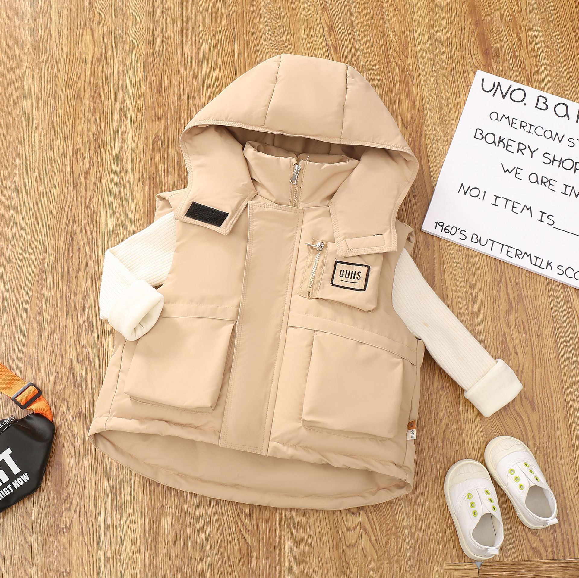Chaleco de niño 2025 nuevo estilo de aire extranjero primavera / otoño / invierno ropa caliente chaleco de hombro para niños espesa pluma caballo de algodón