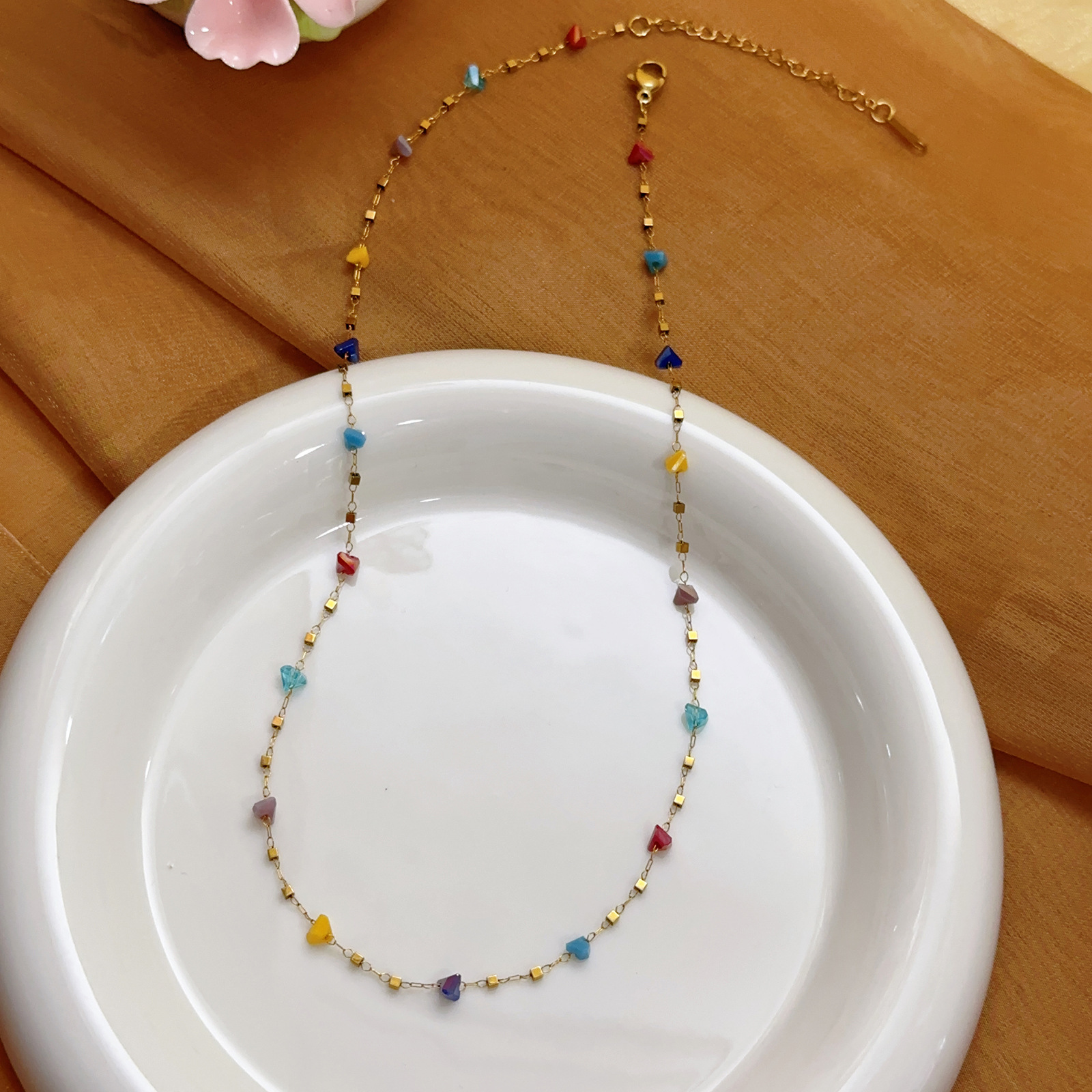 Collar de cristal que no se desvanece de acero de titanio, cadena de clavícula de diseño de nicho de lujo ligero femenino 2025 nuevo accesorio de collar explosivo