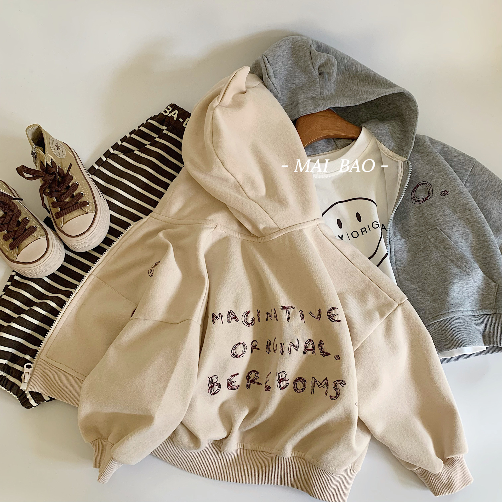 Chaqueta para niños Maibao 2025 primavera nuevo producto estilo occidental jersey niños y niñas bordado estilo simple con capucha top marea